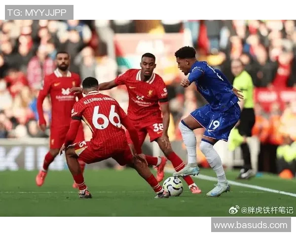 英超联赛即将重启,球员们准备迎接激烈的竞争和挑战 英超联赛即将重启,球员们准备迎接激烈的竞争和挑战